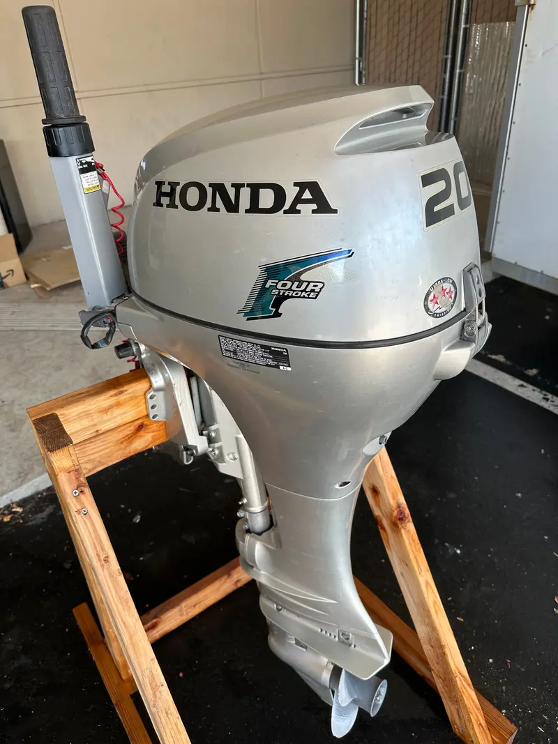 Honda 20Hp Four-Stroke Outboard Motor – Reliable Marine Propulsion 1