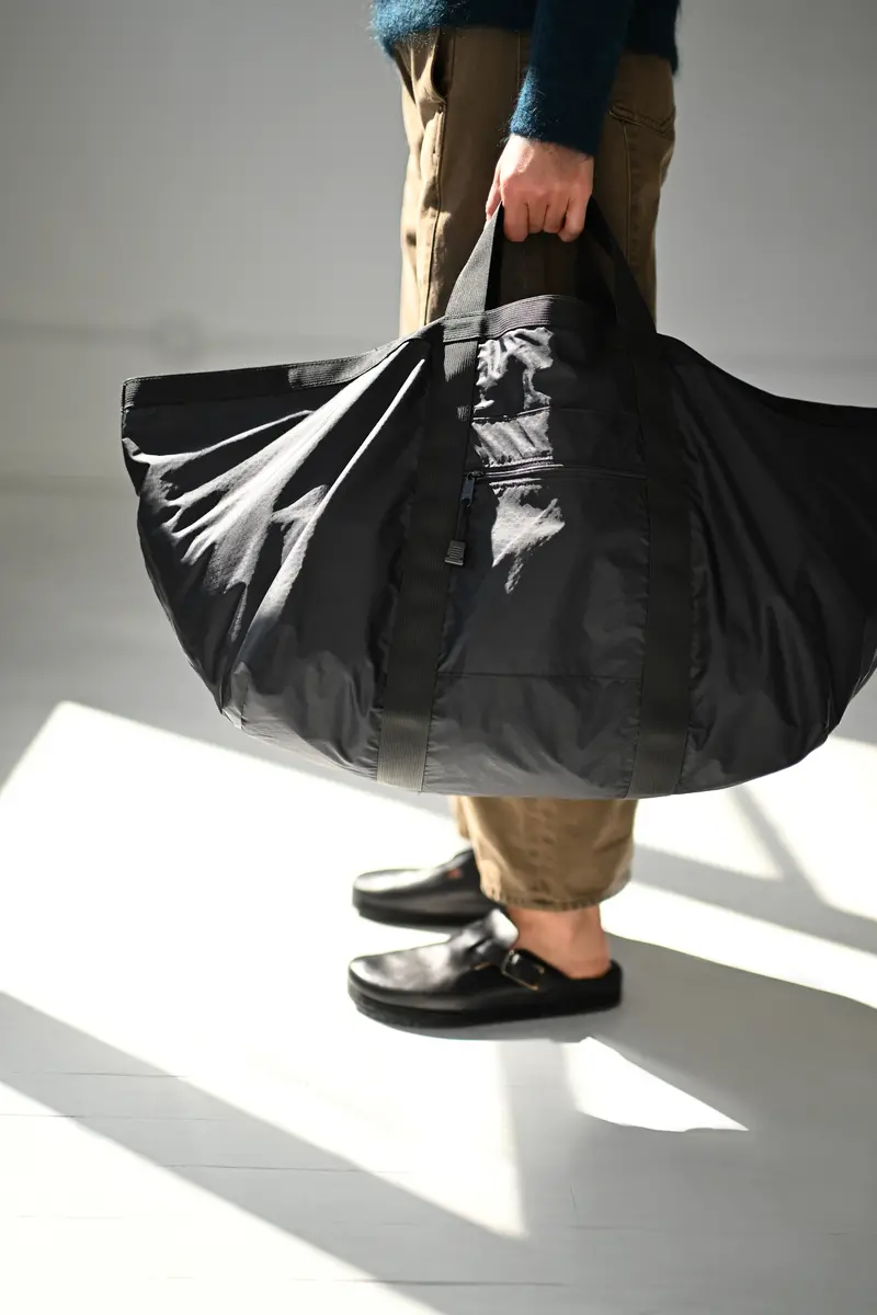 Medium Weekender Bag In Matte Black – Sleek Monochrome Style (Rn-Wm-01) 1